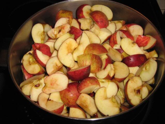 apples in pot