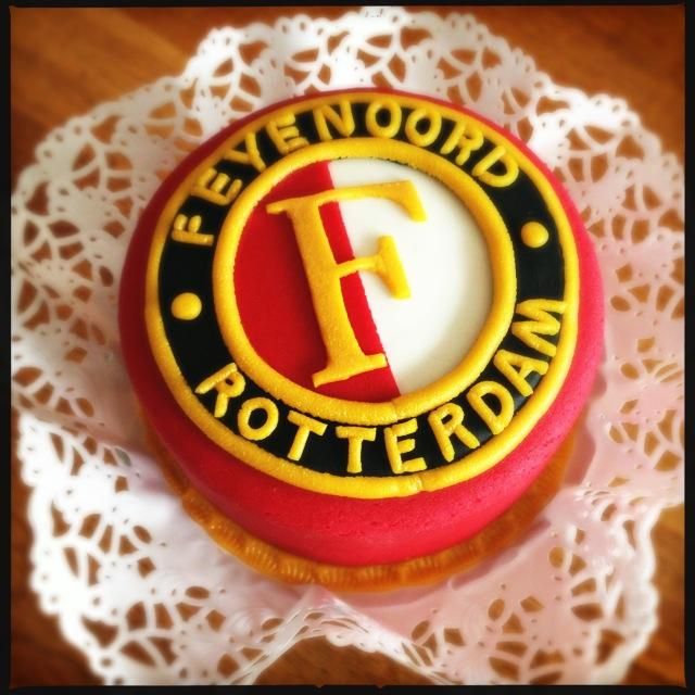 http://i269.photobucket.com/albums/jj43/sky_writing/Taartjes%20enzo/Feyenoordtaart_zps2fe3fa58.jpg