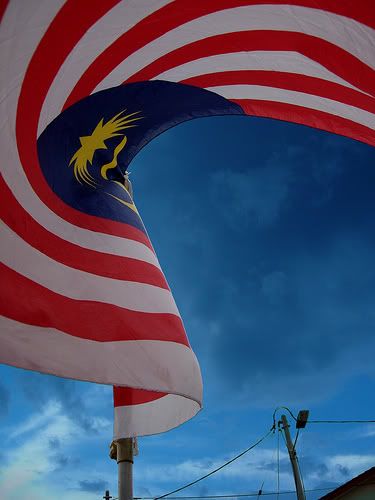 bendera malaysia berkibar canteekkk!