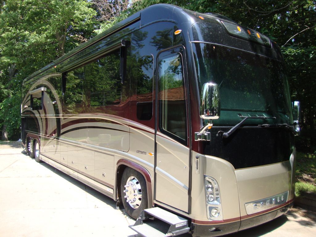 2007 Newell Custom Coach  46' Quad Slide Low Miles Excellent Condition
